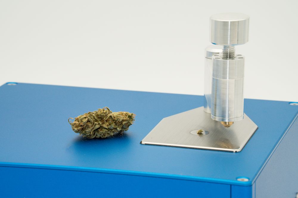 Determining THC and CBD content in cannabis flowers with SweebIR