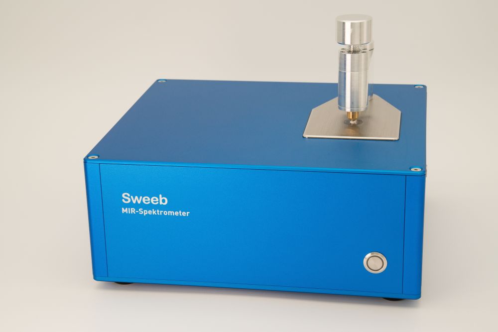 SweebIR FTIR spectrometer with diamond ATR and tablet