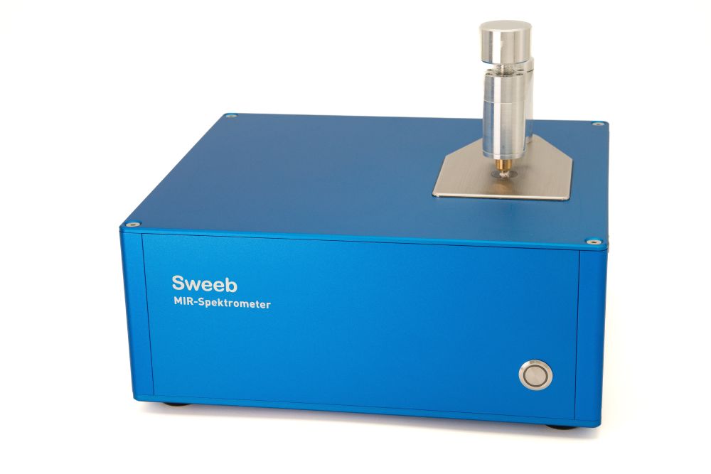 SweebIR FTIR spectrometer with diamond ATR and tablet