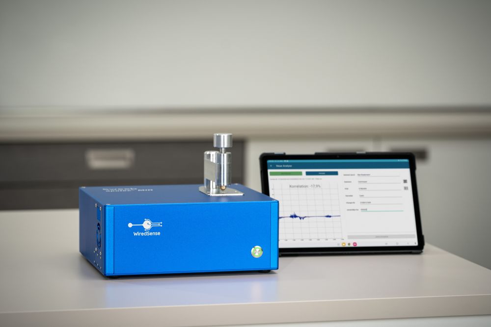 Sweeb MIR-Spektrometer mit Tablet in der Apotheke